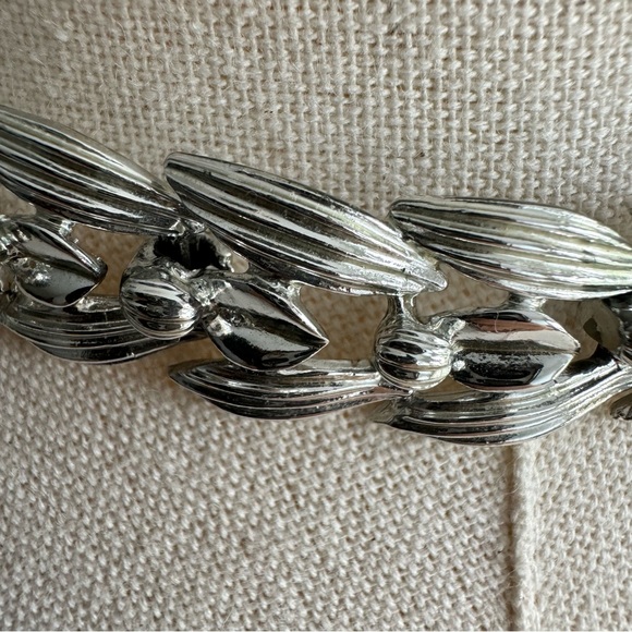 Vintage Silvertone Leaf Linked Necklace - Picture 5 of 6